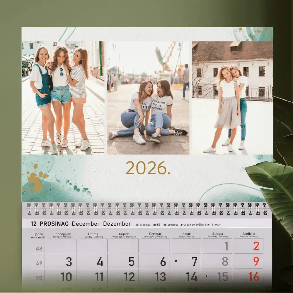 Personalizirani zidni kalendar s akvarel mrljama u zelenim i zlatnim tonovima, idealan za prijatelje, obitelj i posebne uspomene