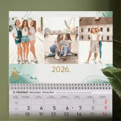 Personalizirani zidni kalendar s akvarel mrljama u zelenim i zlatnim tonovima, idealan za prijatelje, obitelj i posebne uspomene