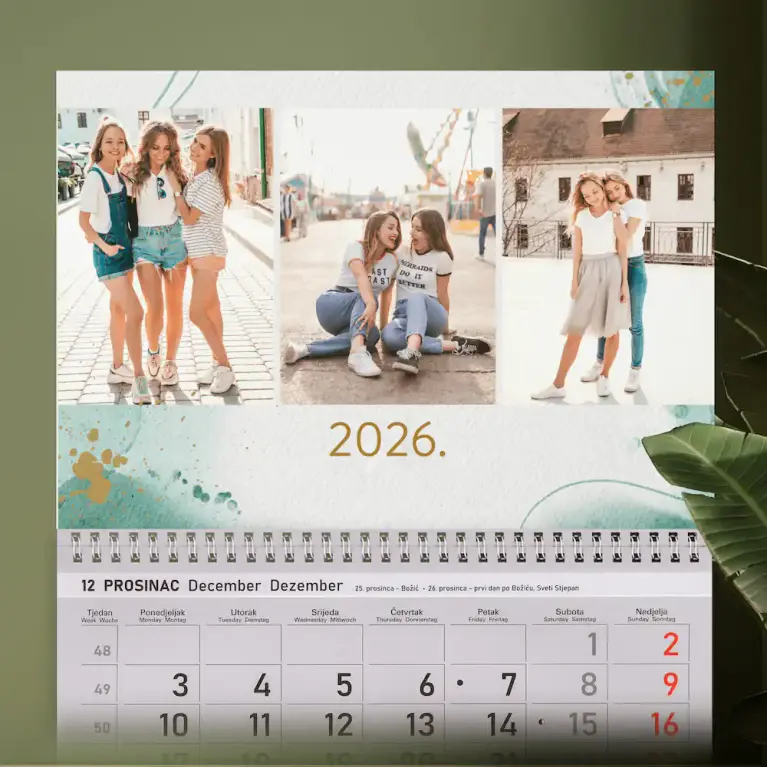 Personalizirani zidni kalendar s akvarel mrljama u zelenim i zlatnim tonovima, idealan za prijatelje, obitelj i posebne uspomene