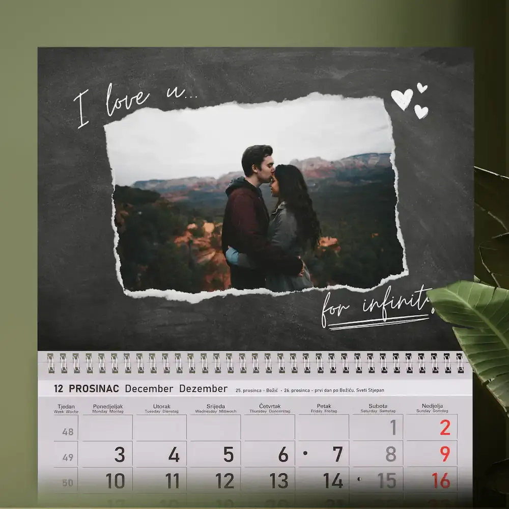 Personalizirani zidni kalendar s dizajnom ploče i romantičnim natpisima, idealan za parove i zaljubljene