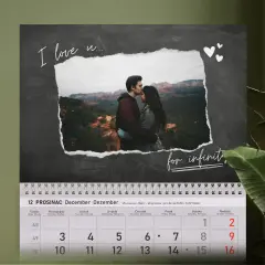 Personalizirani zidni kalendar s dizajnom ploče i romantičnim natpisima, idealan za parove i zaljubljene
