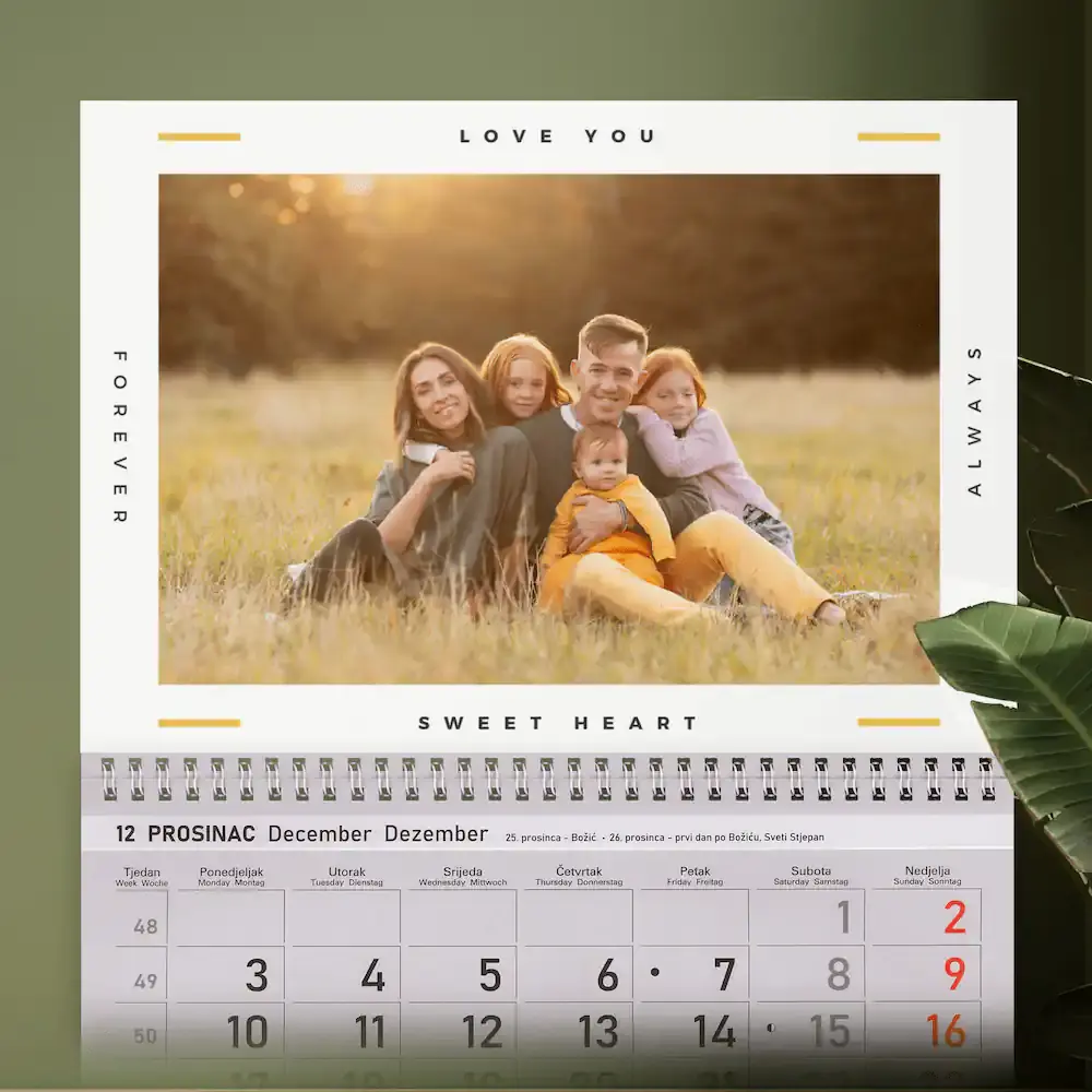 Personalizirani zidni kalendar s natpisima Love You i Sweet Heart, idealan za romantične uspomene i posebne trenutke