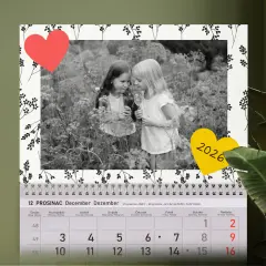 Personalizirani zidni kalendar, idealan za fotografiju u prirodi i crvenim i žutim srcima s natpisom godine
