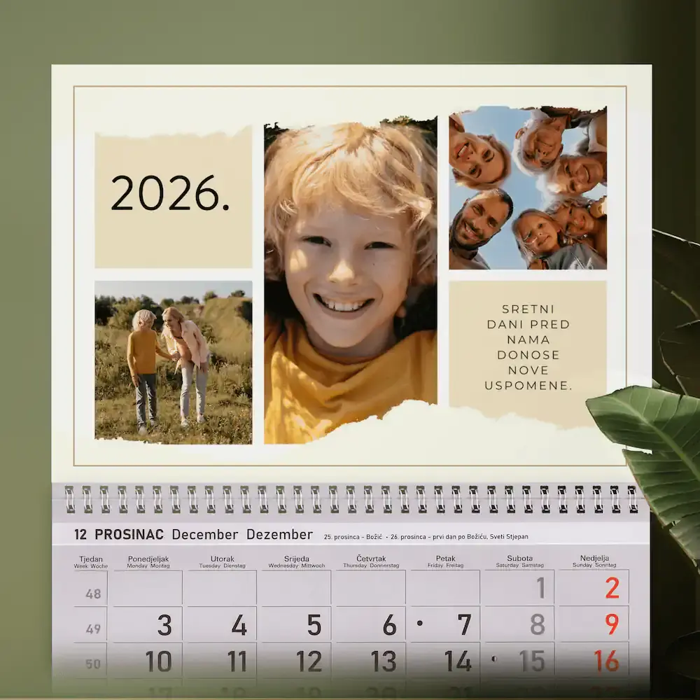Personalizirani zidni kalendar s bež papirnatim efektom i prostorom za više fotografija, idealan za obiteljske uspomene i pozitivne poruke