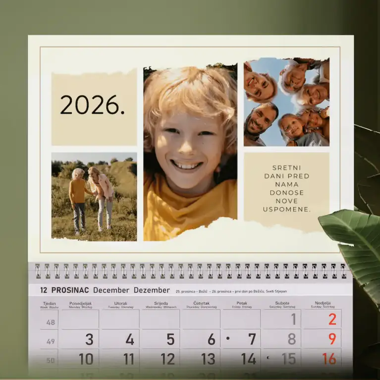 Personalizirani zidni kalendar s bež papirnatim efektom i prostorom za više fotografija, idealan za obiteljske uspomene i pozitivne poruke