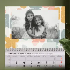 Personalizirani zidni kalendar s uzorkom šarenih cvjetova na bijeloj pozadini, idealan za vesele obiteljske uspomene
