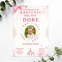 Primjer personalizirane pozivnica za krštenje s fotografijom djeteta, modernog i elegantnog dizajna, s detaljima o datumu i lokaciji ceremonije.