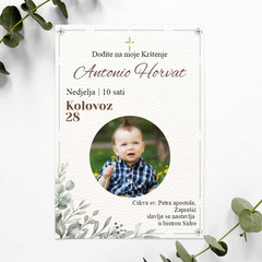 Personalizirana pozivnica za krštenje s fotografijom djeteta, modernog i elegantnog dizajna, s detaljima o datumu i lokaciji ceremonije.