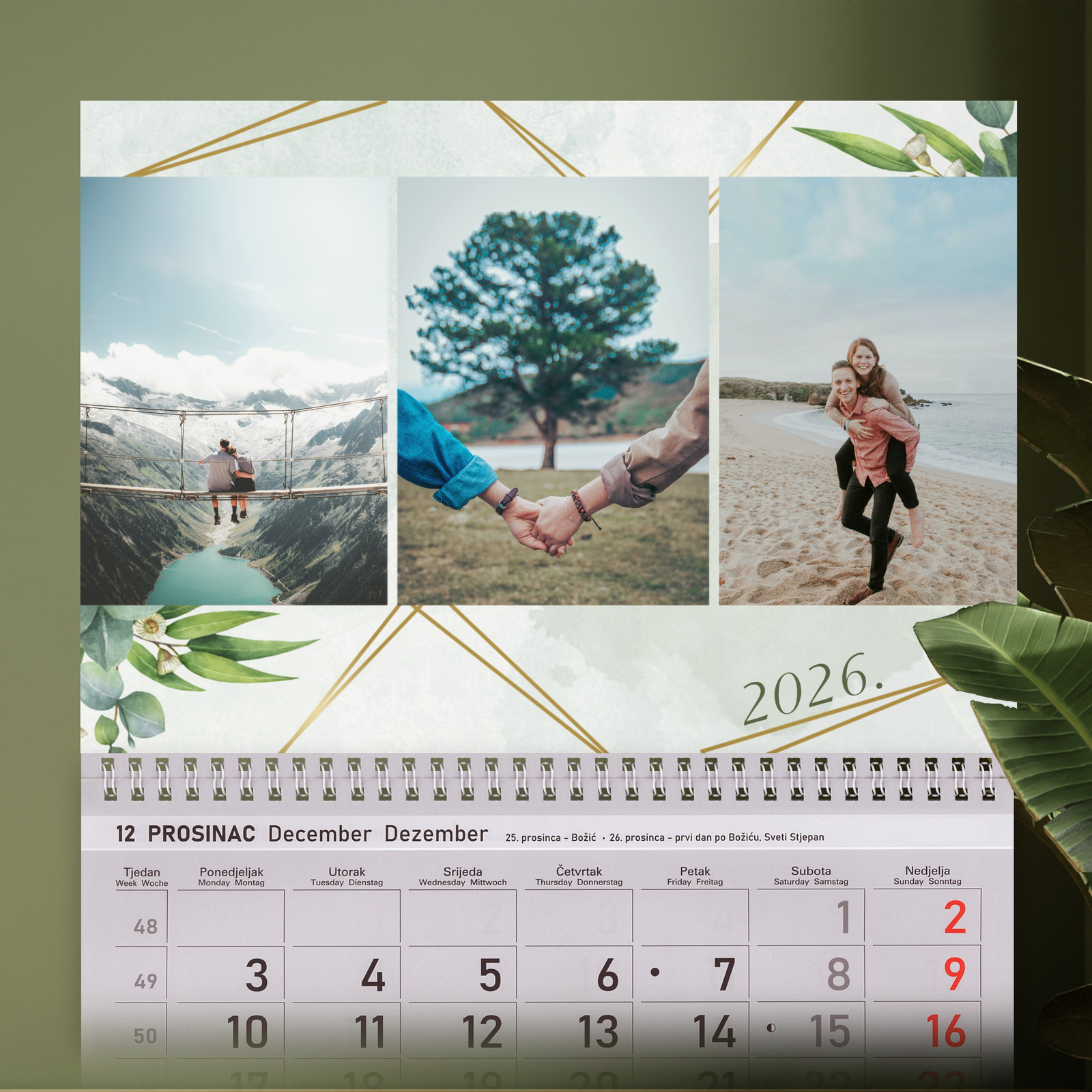 Personalizirani zidni kalendar u zlatno-zelenom dizajnu s tri fotografije – idealan za putovanje ili vjenčanje