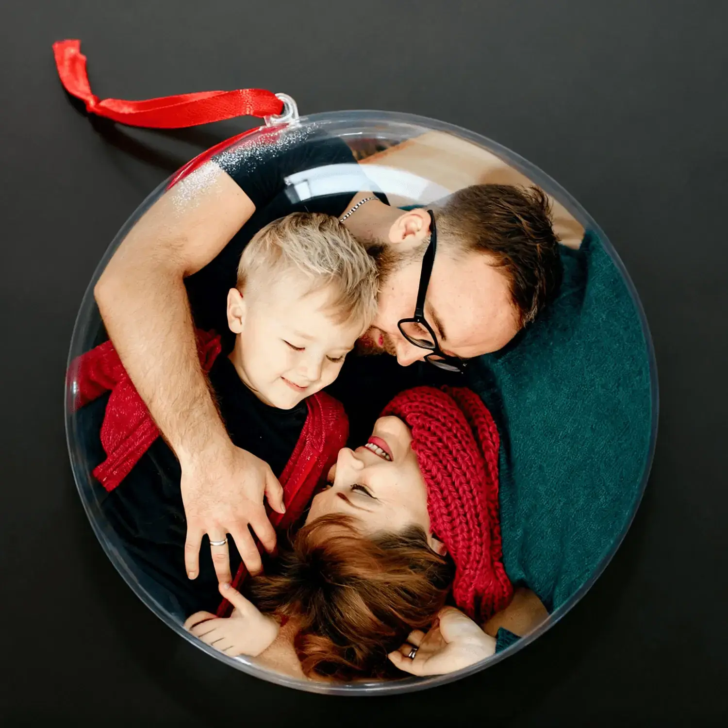 foto kuglica za bor sa slikom ili tekstom na tamnoj pozadini