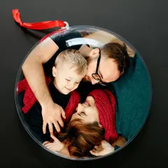 foto kuglica za bor sa slikom ili tekstom na tamnoj pozadini