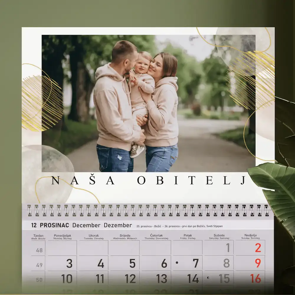 Personalizirani zidni kalendar u sivo-zlatnom dizajnu s natpisom 'Naša obitelj', idealan za obiteljske uspomene i poklon
