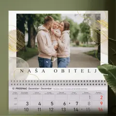 Personalizirani zidni kalendar u sivo-zlatnom dizajnu s natpisom 'Naša obitelj', idealan za obiteljske uspomene i poklon