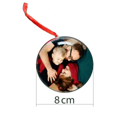 Personalizirana božićna foto kugla promjera 8 cm sa slikom obitelji – unikatni ukras za bor s crvenom vrpcom.