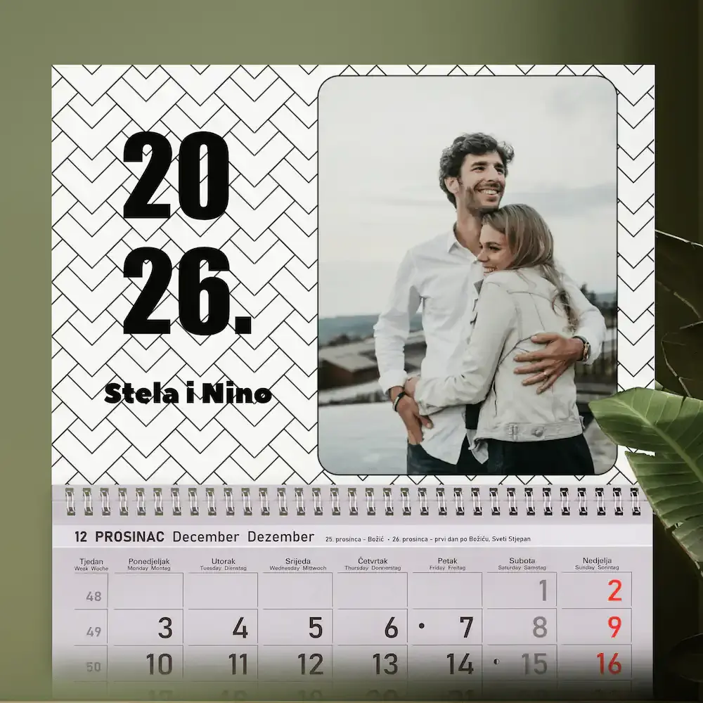 Personalizirani zidni kalendar s crno-bijelim geometrijskim uzorkom i prostorom za veliku fotografiju, idealan za parove ili obitelj
