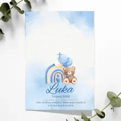 Zahvalnica za krštenje dječaka s motivom medvjedića, duge i balona u nježnim plavim tonovima.