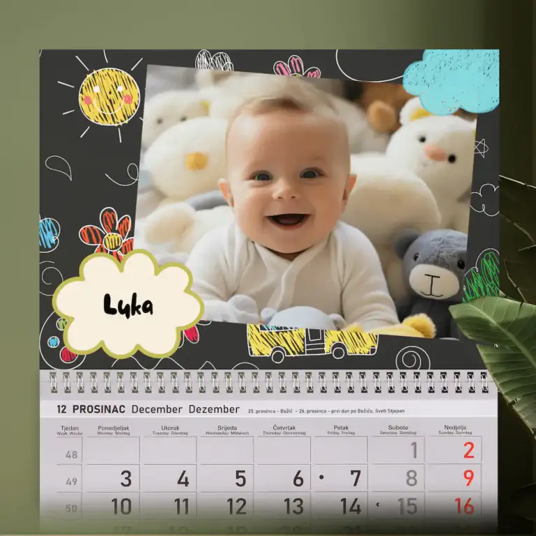 Personalizirani zidni kalendar u dječjem dizajnu ploče s crtanim elementima, idealan za dječje fotografije i uspomene