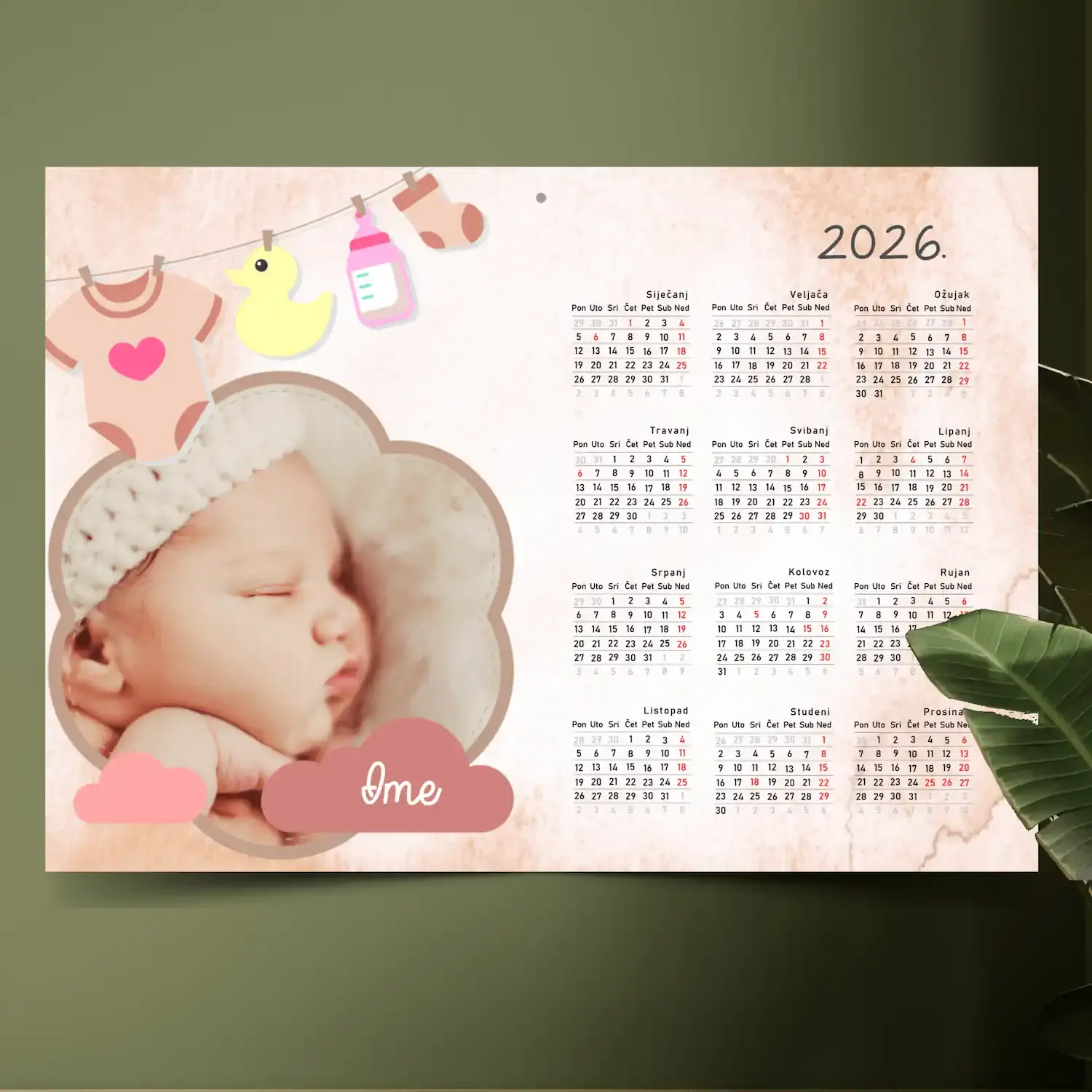Personalizirani foto kalendar sa slikama – ružičasti baby dizajn s patkicom, idealan poklon za rođenje djeteta, Puna.hr