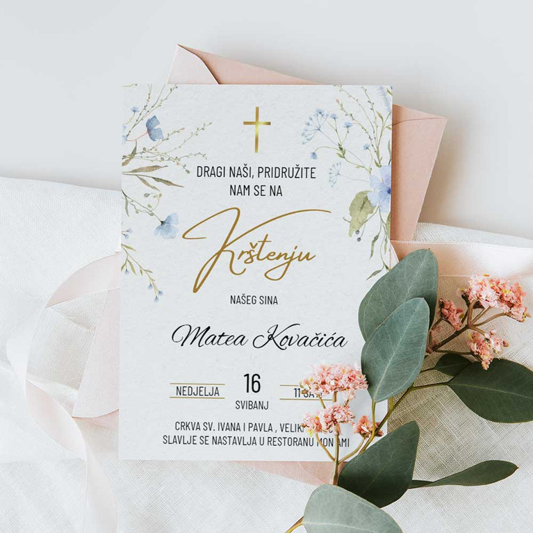 Personalizirana pozivnica za krštenje, elegantnog dizajna s cvjetnim motivima i zlatnim detaljima.
