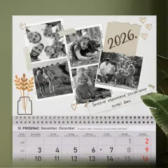 Personalizirani zidni kalendar s crno-bijelim fotografijama u kolaž dizajnu i natpisom 'Sretne uspomene stvaramo svaki dan