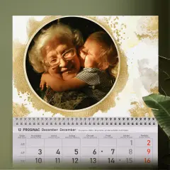Personalizirani zidni kalendar sa zlatnim krugom i akvarel pozadinom, idealan za posebne obiteljske uspomene