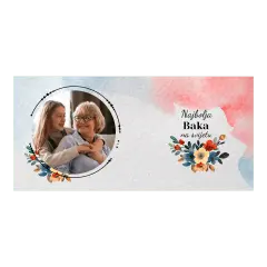 Nježna šalica za najbolju baku na svijetu, ukrašena fotografijom i cvjetnim detaljima.