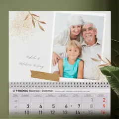 Personalizirani zidni kalendar s elegantnim zlatnim granama i efektom trake, idealan za obiteljske uspomene i posebne trenutke