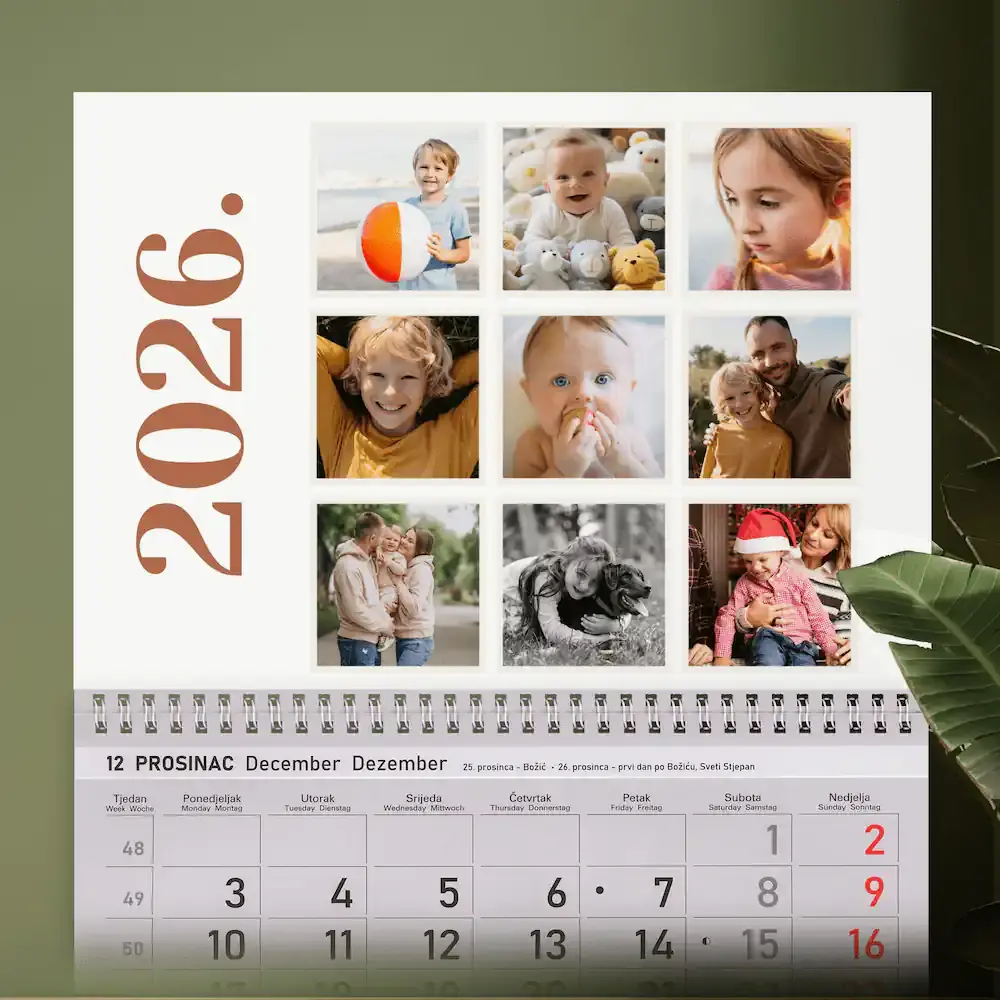 Personalizirani zidni kalendar s devet fotografija po stranici i velikim okomitim natpisom godine, idealan za prikaz najdražih uspomena
