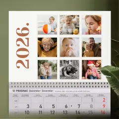 Personalizirani zidni kalendar s devet fotografija po stranici i velikim okomitim natpisom godine, idealan za prikaz najdražih uspomena