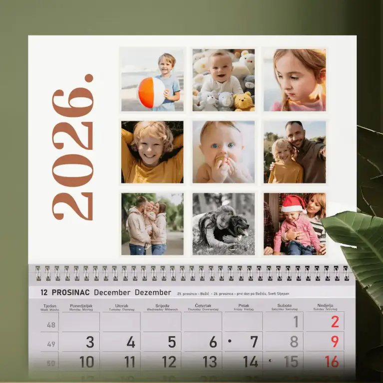 Personalizirani zidni kalendar s devet fotografija po stranici i velikim okomitim natpisom godine, idealan za prikaz najdražih uspomena