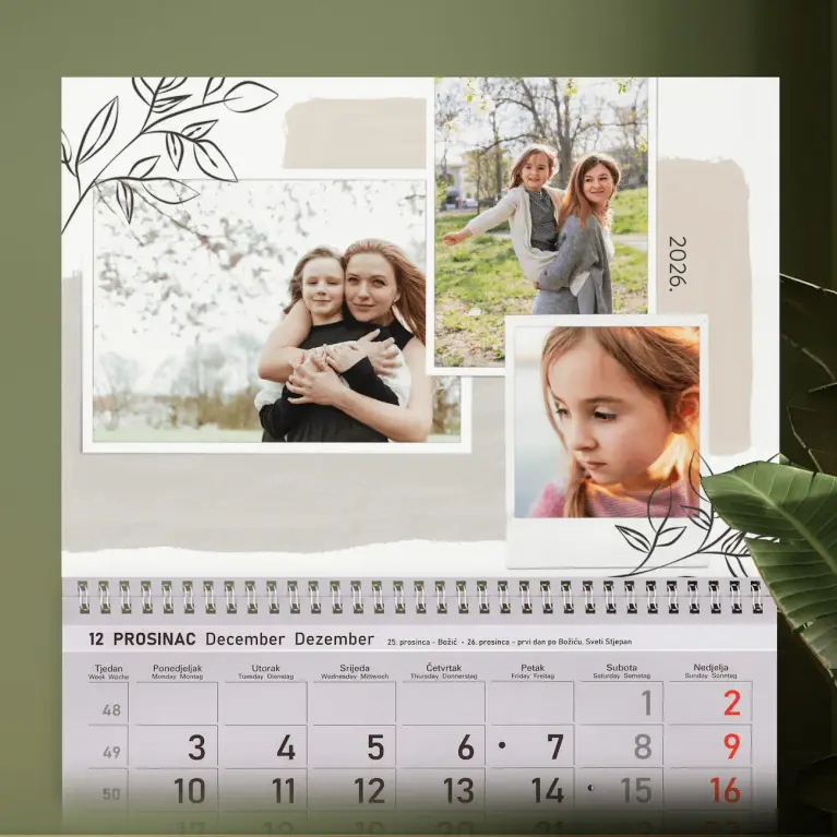 Personalizirani zidni kalendar s crtežima grančica i neutralnom pozadinom, idealan za obiteljske uspomene i svakodnevne trenutke