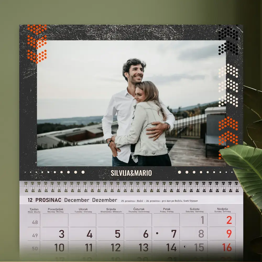 Personalizirani zidni kalendar u klasičnom dizajnu s fotografijom para i imenima, savršen poklon za Božić ili Novu Godinu za partnera
