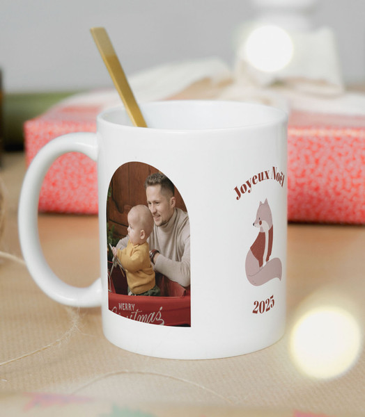 Mug blanc avec 3 photos d'un enfant souriant avec sa nounou et un texte "Joyeux Noël Nounou"