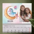 Personalizirani zidni kalendar s dječjim motivom mjeseca i šarenim ilustracijama, idealan za dječje sobe i uspomene