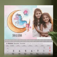 Personalizirani zidni kalendar s dječjim motivom mjeseca i šarenim ilustracijama, idealan za dječje sobe i uspomene