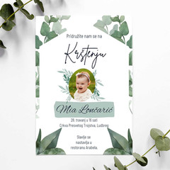 pozivnica za krštenje s fotografijom, jednostavnog i modernog dizajna sa zelenim motivima listova.