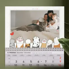 Personalizirani zidni kalendar s ilustracijama šapa kućnih ljubimaca i srcima, idealan za ljubitelje pasa i mačaka