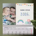 Personalizirani zidni kalendar s dječjim motivima abecede, duge i zastavica, idealan za mališane i obiteljske uspomene