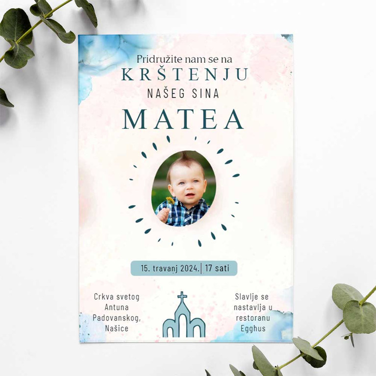 Pozivnica za krštenje s fotografijom djeteta i tekstom, modernog i elegantnog dizajna, s detaljima o datumu i lokaciji ceremonije.