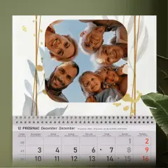 Personalizirani zidni kalendar s elegantnim listovima i zlatnim akcentima, idealan za obiteljske i svečane uspomene