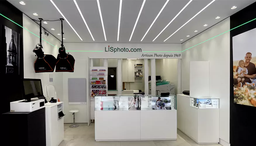 Devanture nouveau magasin Lisphoto à Versailles