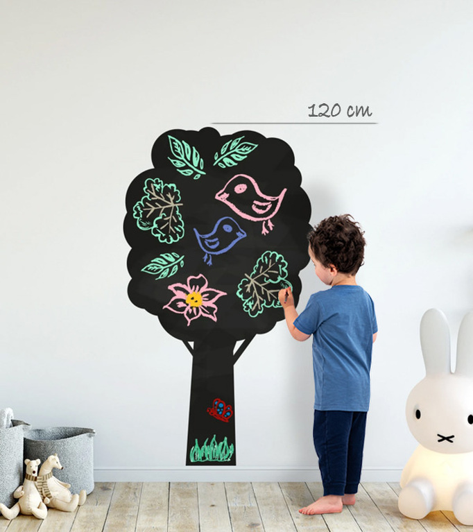 Tafelfolie als Baum mit Kind als Größenvergleich