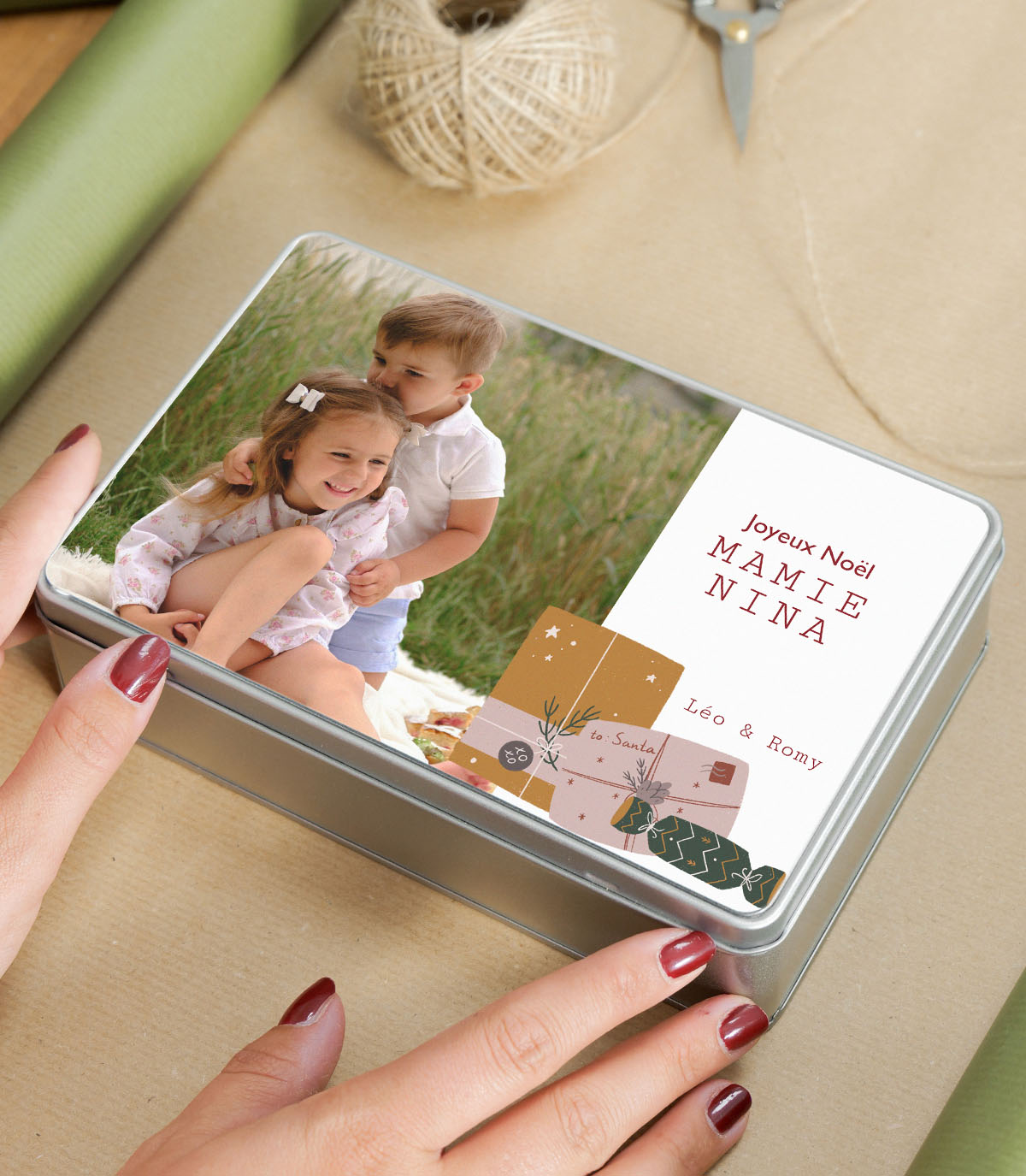 Boîte en métal personnalisée avec photo d’enfants, trois cadeaux dessinés et message tendre