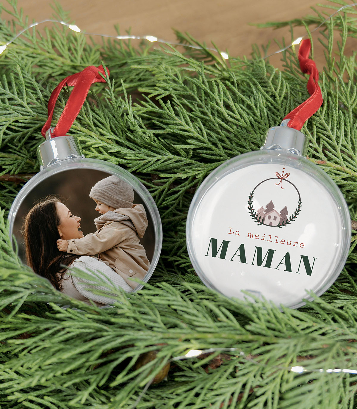 Boule de Noël personnalisée "Pour Maman" avec photo et illustration d'une couronne de Noël.