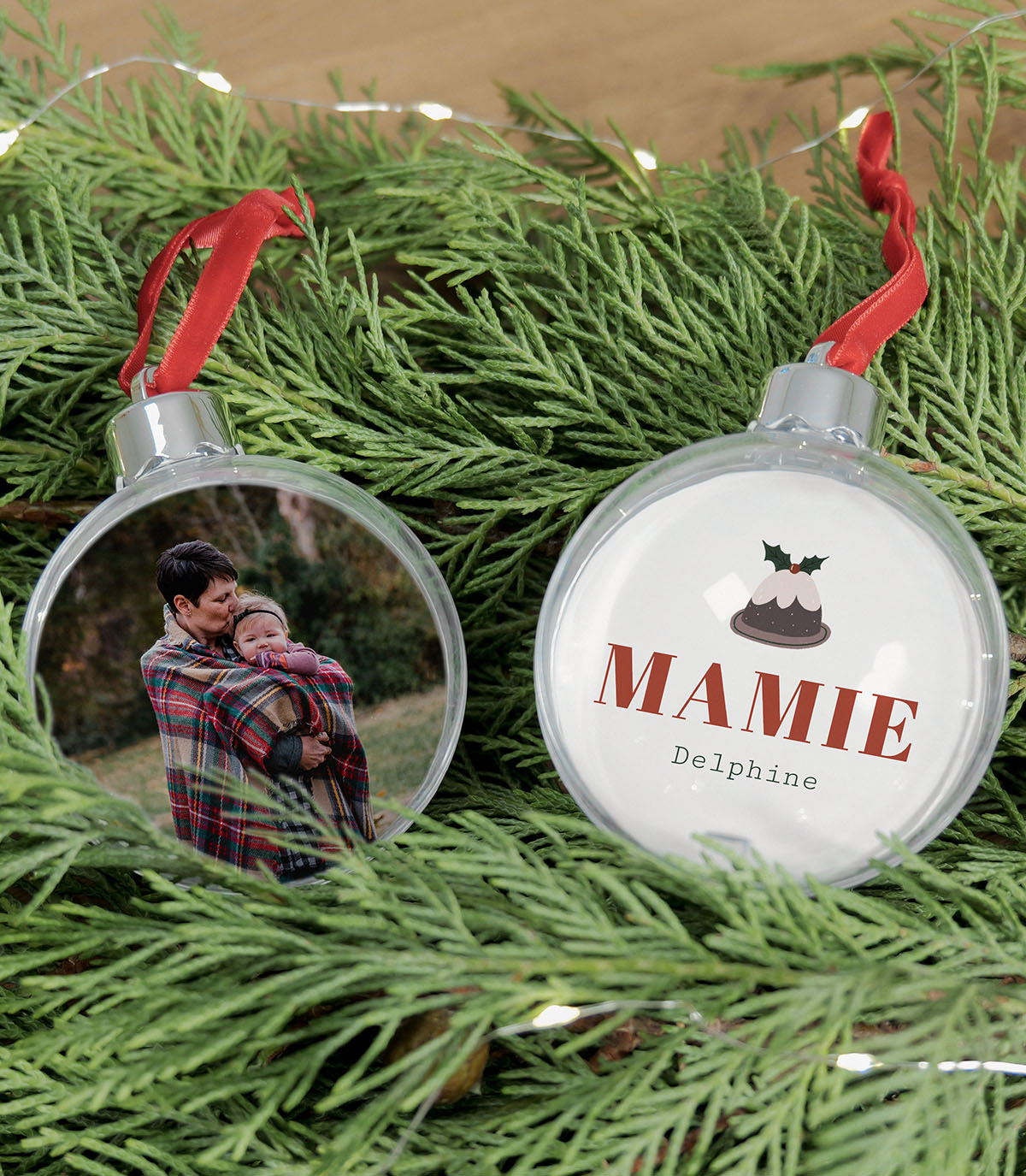 Boule de Noël personnalisée "Pour Mamie" avec photo d'un enfant et illustration d'un petit gâteau de Noël.