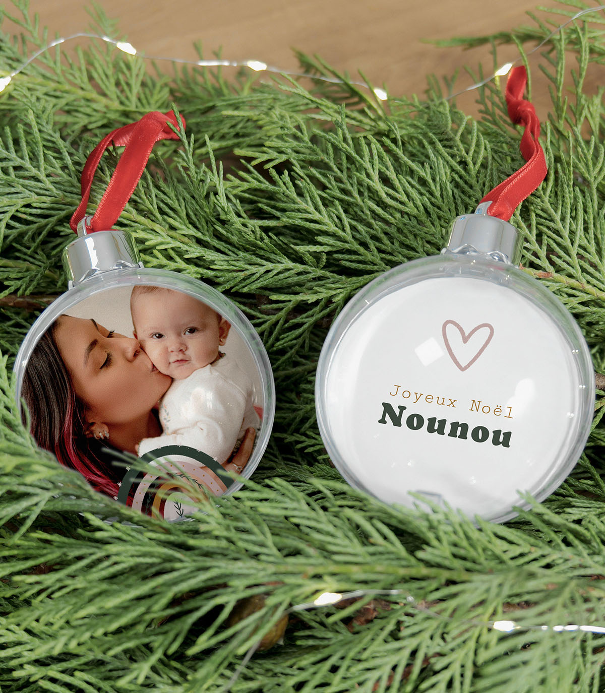 Boule de Noël personnalisée décoré avec photo d'un enfant et arc en ciel et message de Noël