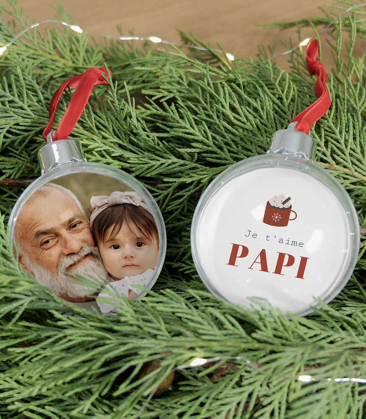 Boule de Noël personnalisée "Pour Papi" avec photo d'un enfant et illustration d'un mug de Noël.