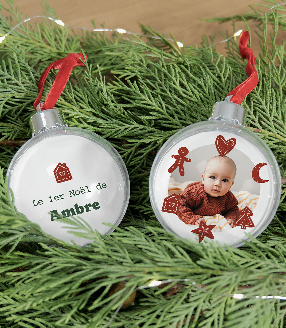 Boule de Noël personnalisée "Senteur Noël" avec couronne de gâteaux et photo de bébé.