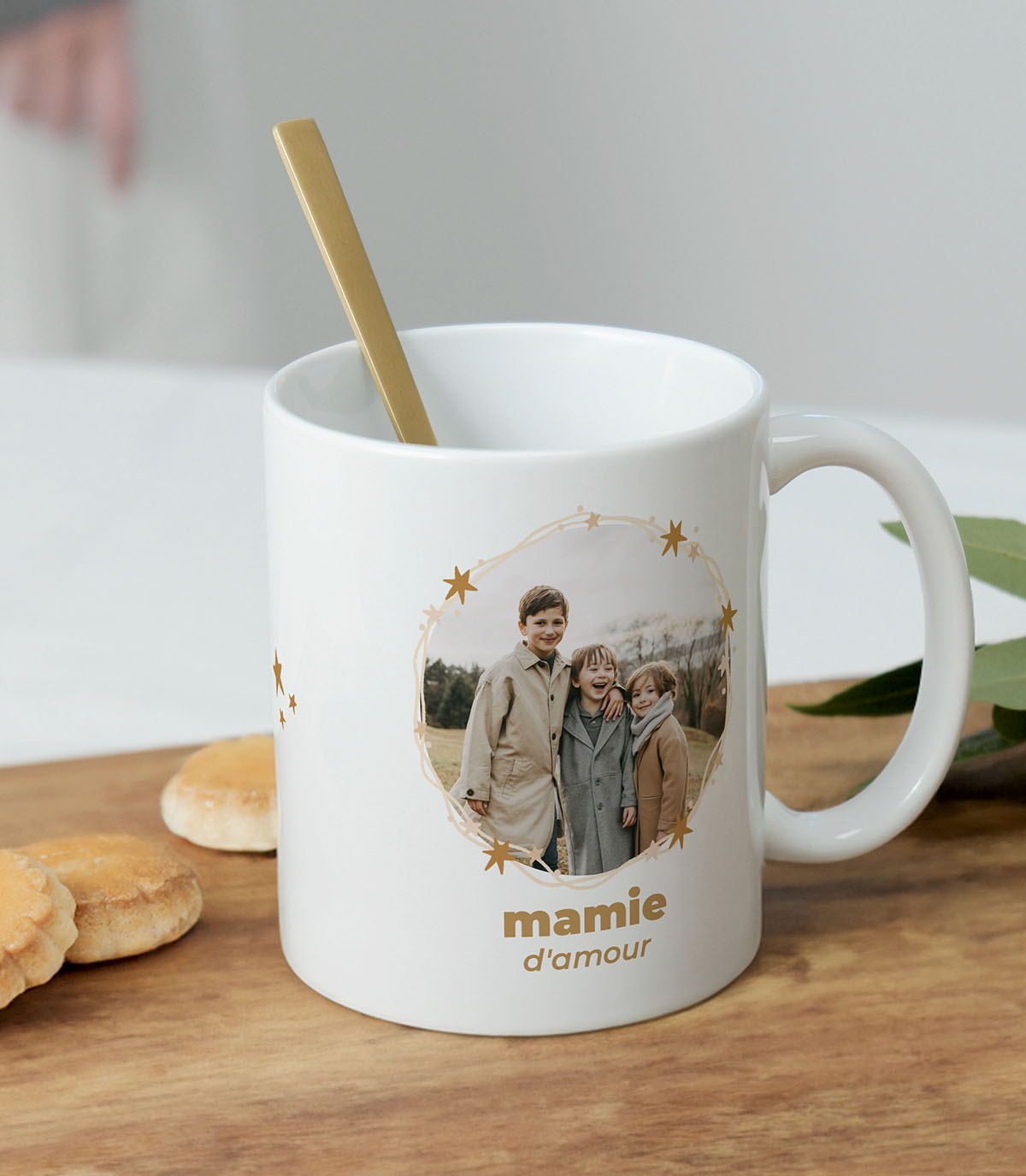 Une tasse blanche avec une couronne d'étoiles et une photo personnalisée, parfaite pour les fêtes de fin d'année.