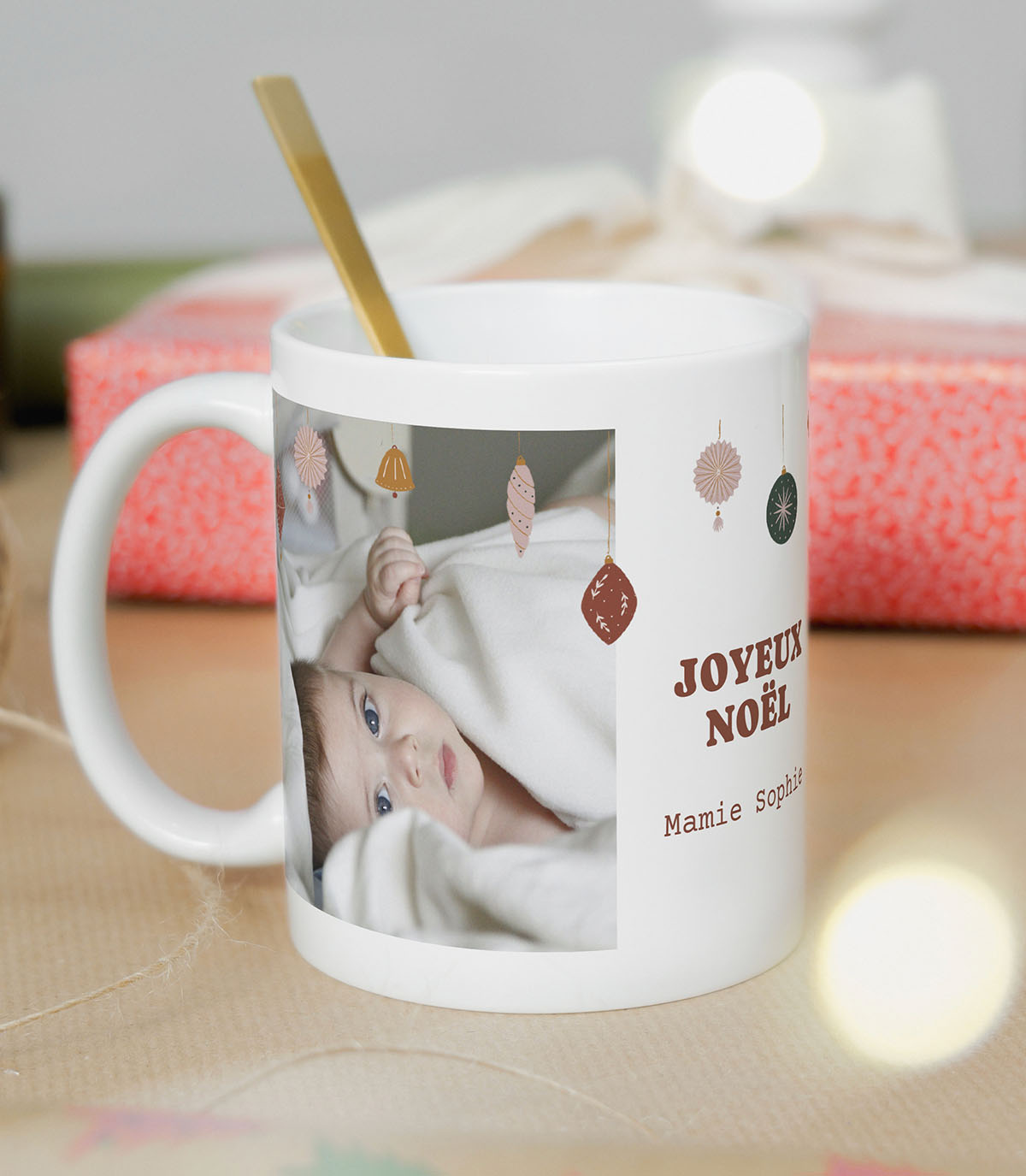 Un mug personnalisé avec une guirlande illustrée de noel, une photo et un message.